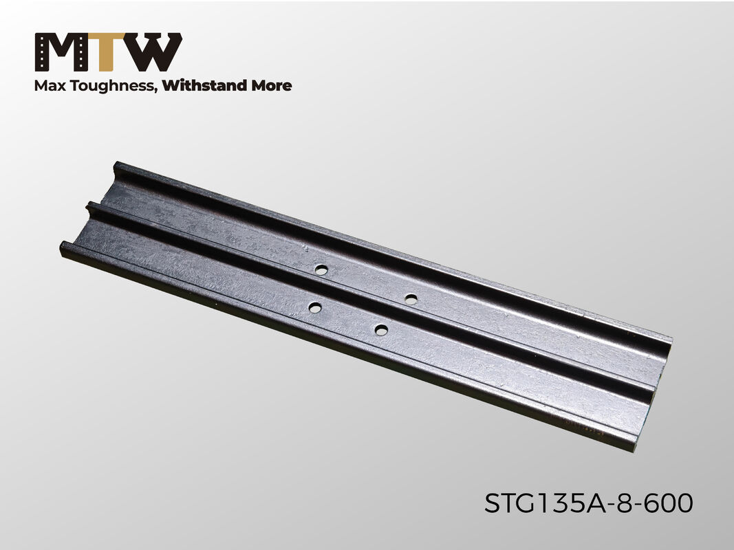 STG135A-8-600 Pattino cingolato a tripla costola da 600 mm Parte usura 6,9 kg